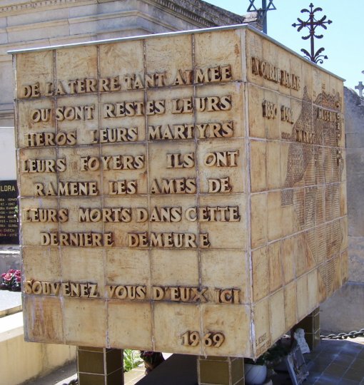 Première stèle érigée en 1969 à Narbonne